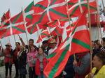 Des Alderdikide r�unis pour la f�te de l'ikurri�a, ce 14 Juillet, au sommet de la Rh�ne, � la fronti
